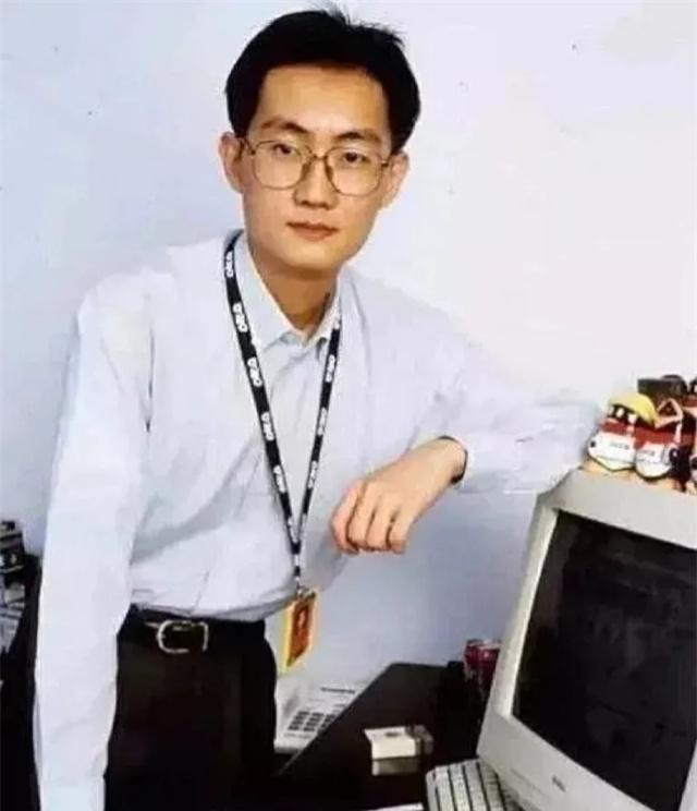 1998年的马化腾，很瘦。那时他带着团队在深圳赛格科技园的小办公室里，盯着屏