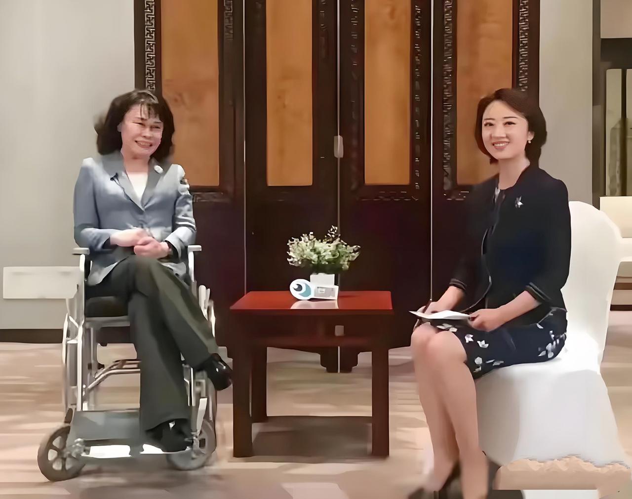 看到儿时的偶像海迪大姐，在不同场合悠然自得翘着二郎腿，我感受到了生命的坚韧与伟大