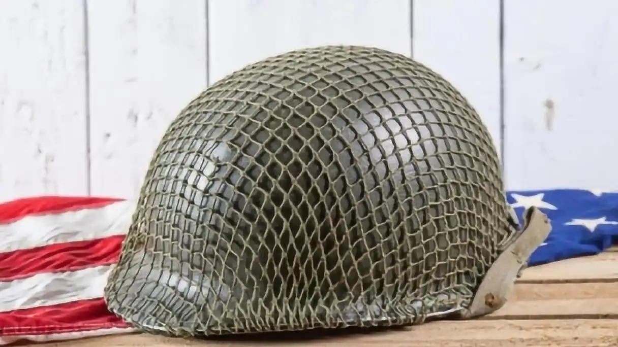 二战的时候，为啥美军要在钢盔上加一层渔网呢？这渔网可不得了，至少救了10万美军。
