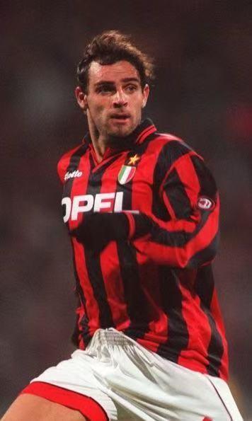 老球迷还记得他吗？没有荷兰三剑客的实力，没有马尔蒂尼、巴雷西的名气，但他仍然是