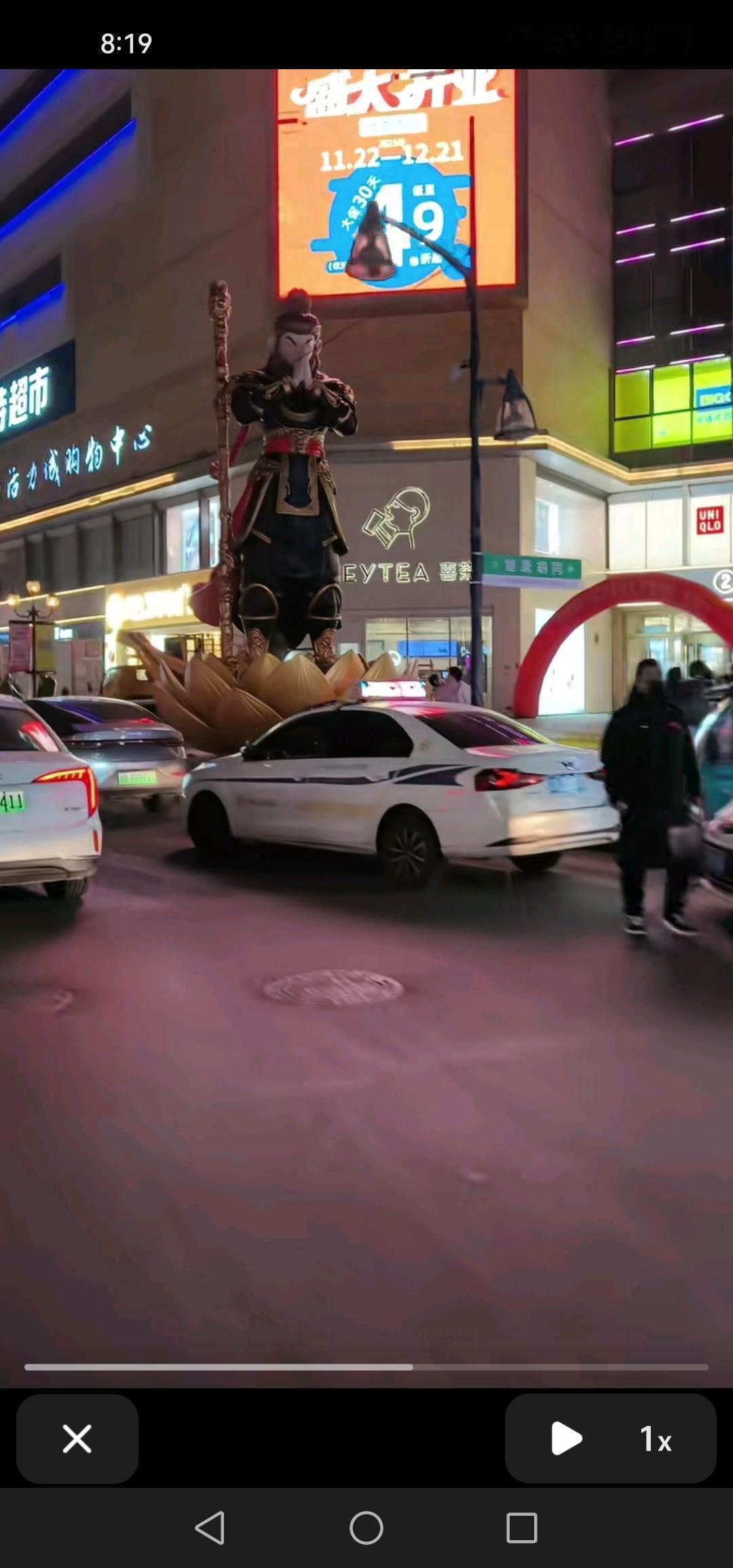 长春市重庆路活力城门前新添了一座悟空雕塑，这是要和西游文化“杠上”了。不知从