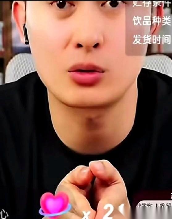 “穿着一身黑，你让我怎么幽默！”镜头前的男人，一身笔挺的黑西装，对着镜头想扯出