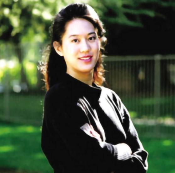 2004年11月9日，36岁的张纯如狠心扔下刚满2岁的自闭症儿子，在高速公路旁自