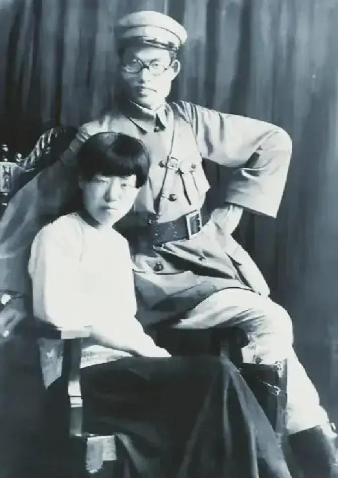 1940年，朱仲芷和萧劲光离婚。签字时，朱仲芷突然把三个孩子的名单推过去，萧劲光