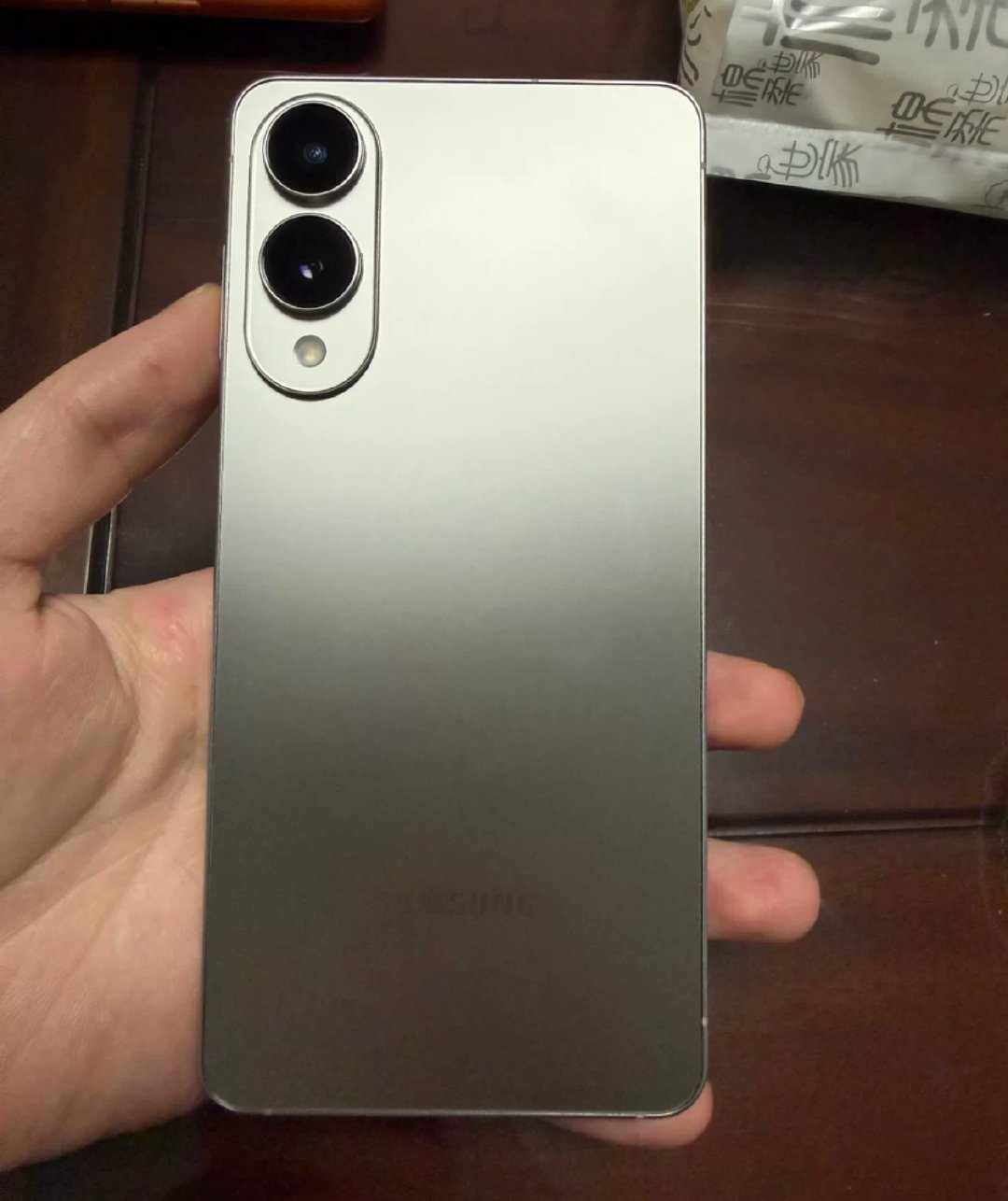 看了一下三星S25Edge，发售价7999，一年多一点的时间，二手的已经到了3000出头，这也是一款