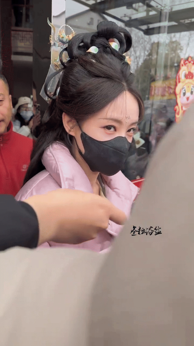 李一桐被喊妈妈的反应当粉丝那声妈妈喊出来时，李一桐眼睛亮得像盛了星星糖，连发梢