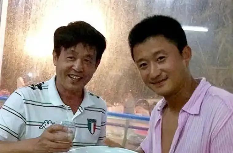 虎父无犬子！吴京的硬汉形象背后，藏着51年的家族传奇。其父吴树不仅是武术教练，更