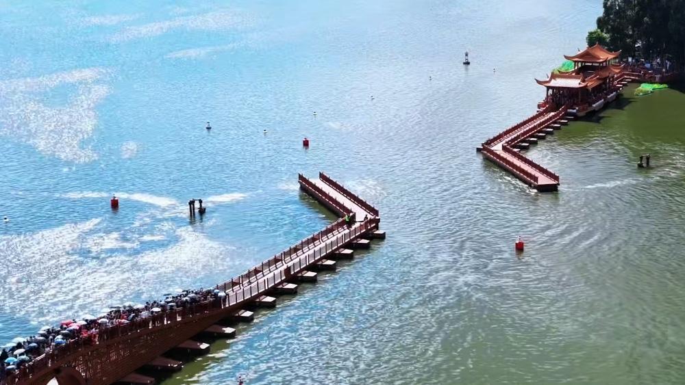🔥昆明东风坝浮桥会“呼吸”？真相来了。它是全国首创自动化开合浮桥，并非真呼吸。
