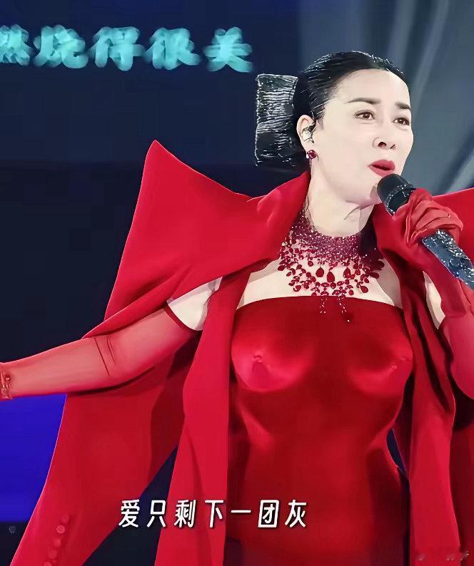 看了那英的北京演唱会，估计孟桐该睡不着了，他怎么也没想到那英现在正是“吃香”的时候。这场时隔12年的