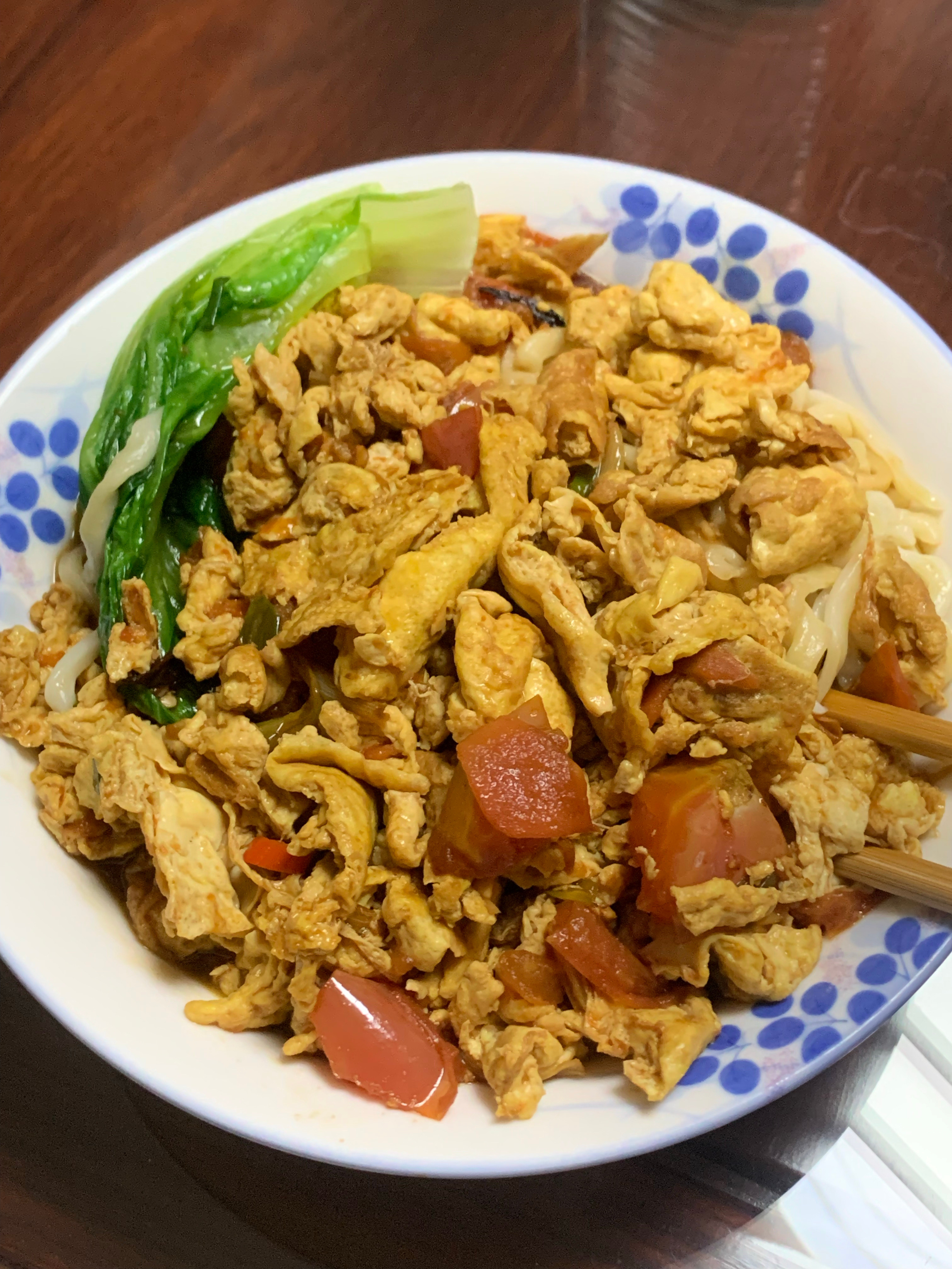 人对自己做饭真的没有概念，这是四个鸡蛋煮出来满满一大碗的面[敲打]​​​