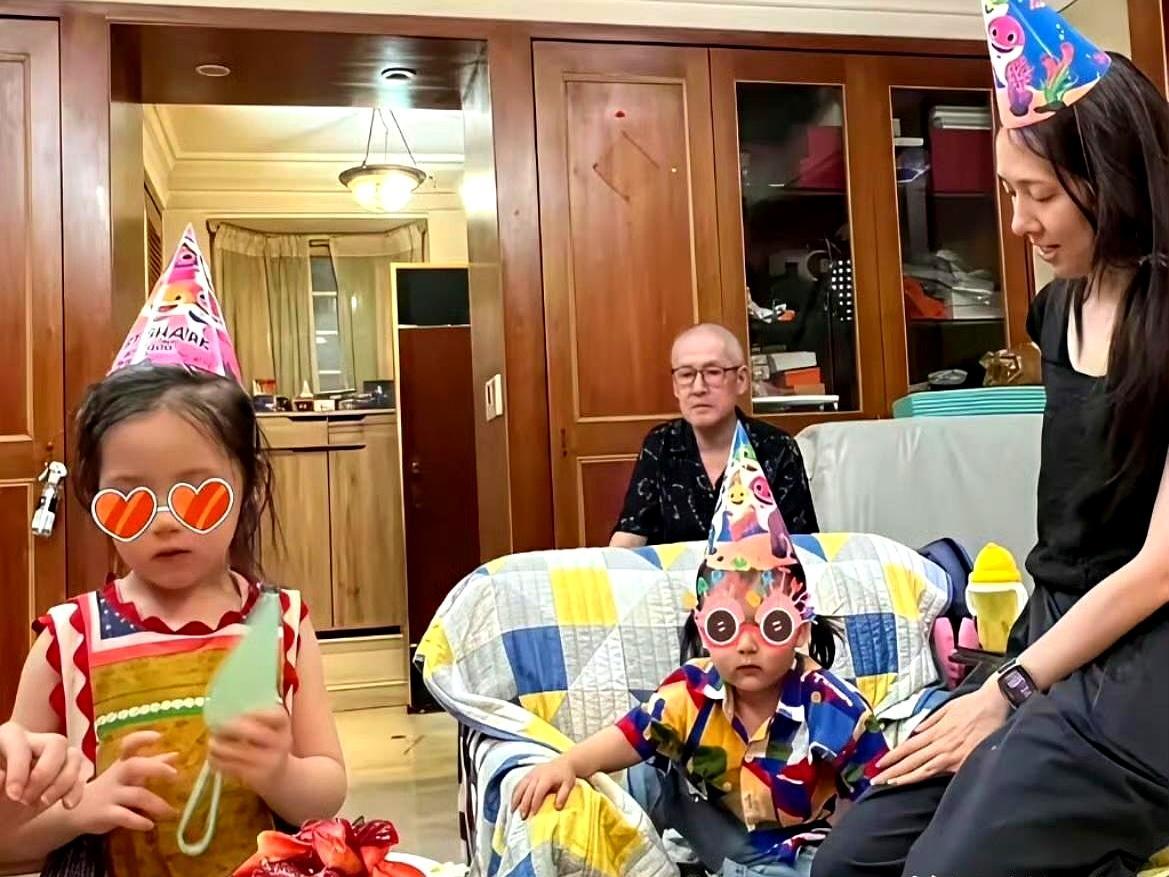 向笙扎小辫、穿粉衣，被当成女孩，网友吵翻。郭碧婷一句“我生的我作主”，向太