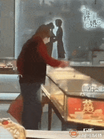 10月26日,上海浦东新区中国黄金饰品店进来一名男子,他戴着口罩、戴着眼镜!左手