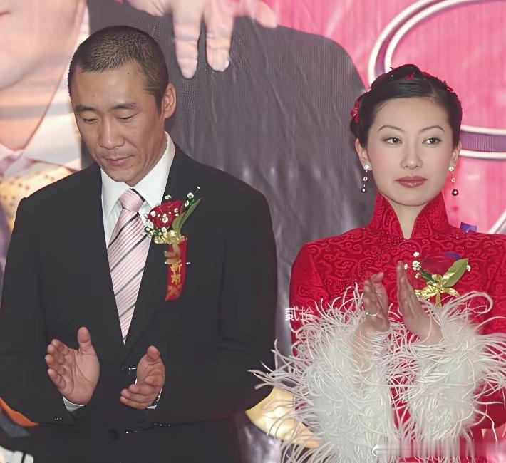 20年前，在鞍山国际大酒店，章子怡的哥哥章子男与嫂子殷旭在婚礼上的一张留影，婚礼