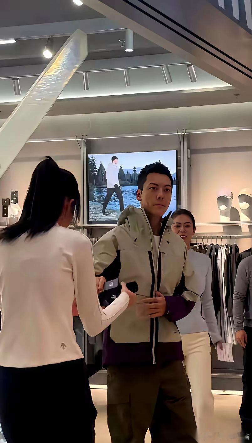 我今天算知道明星和普通人壁有多厚了。陈伟霆从那个门里走出来的时候，真不是开玩笑的