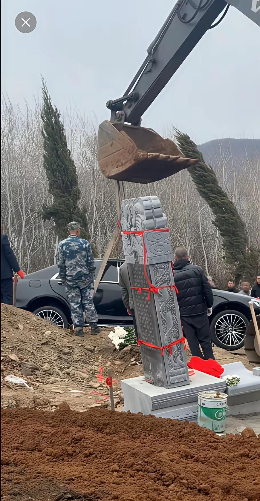 真车陪葬还是第一次见！有人过世了，竟然用真车陪葬，足见主人生前非常爱车。看的