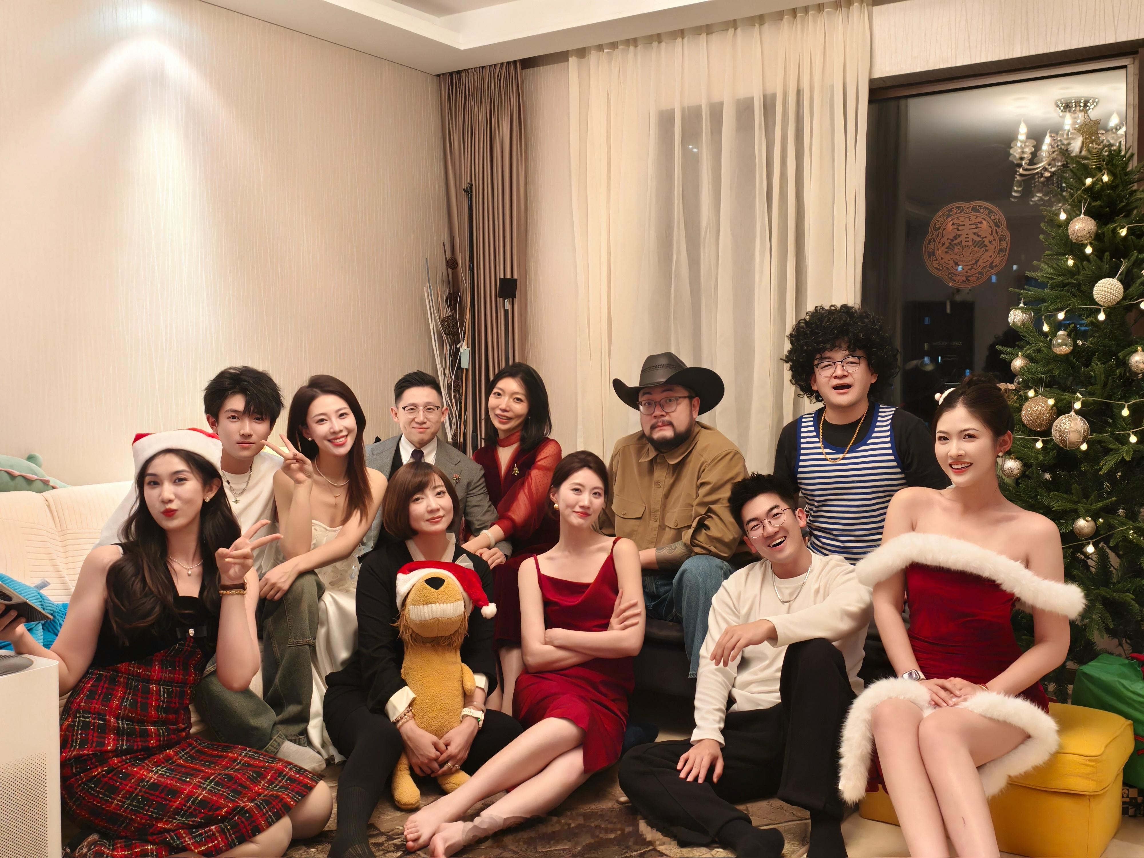 今年姐妹们不是在出差就是在出差的路上，发去年的照片凑凑数吧大家节日快乐，早上好哟