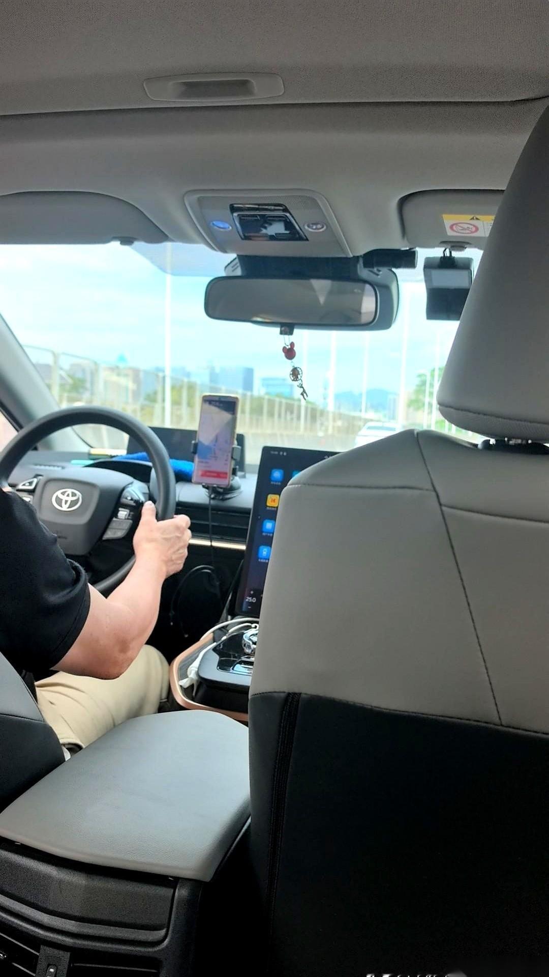 给我开车的师傅，63了。去机场的路上，我一个字儿都不敢多问。结果大爷自己特能