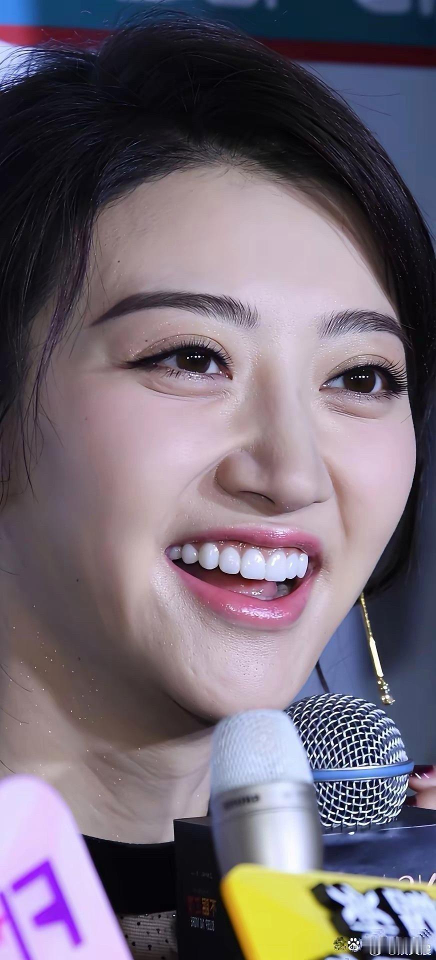 景甜的牙齿也太齐整了吧！排列得规整又好看，笑起来自带加分项～