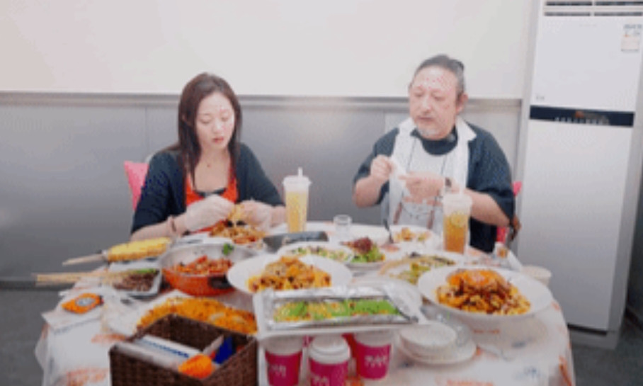 三宝在饭桌上擤鼻涕这架势，我不信万千惠看了内心可以毫无波澜，老爷子把纸转着圈的在