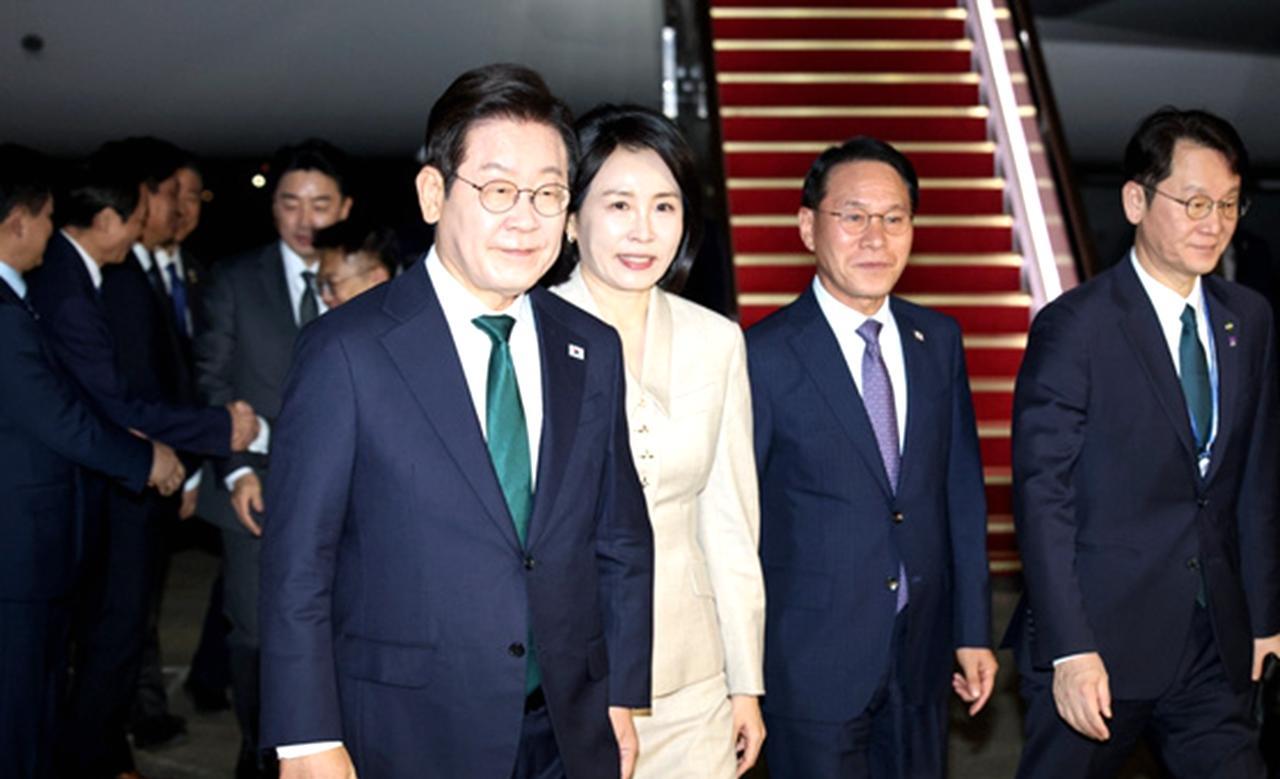 韩国第一夫人金惠景结束联合国大会，和老公李在明已经抵达首尔了。9月26日晚，韩