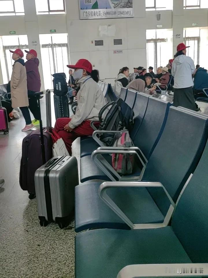 我发现，现在最快乐的应该是有退休金的老年人了。今天坐火车去沈阳，到的有点早，