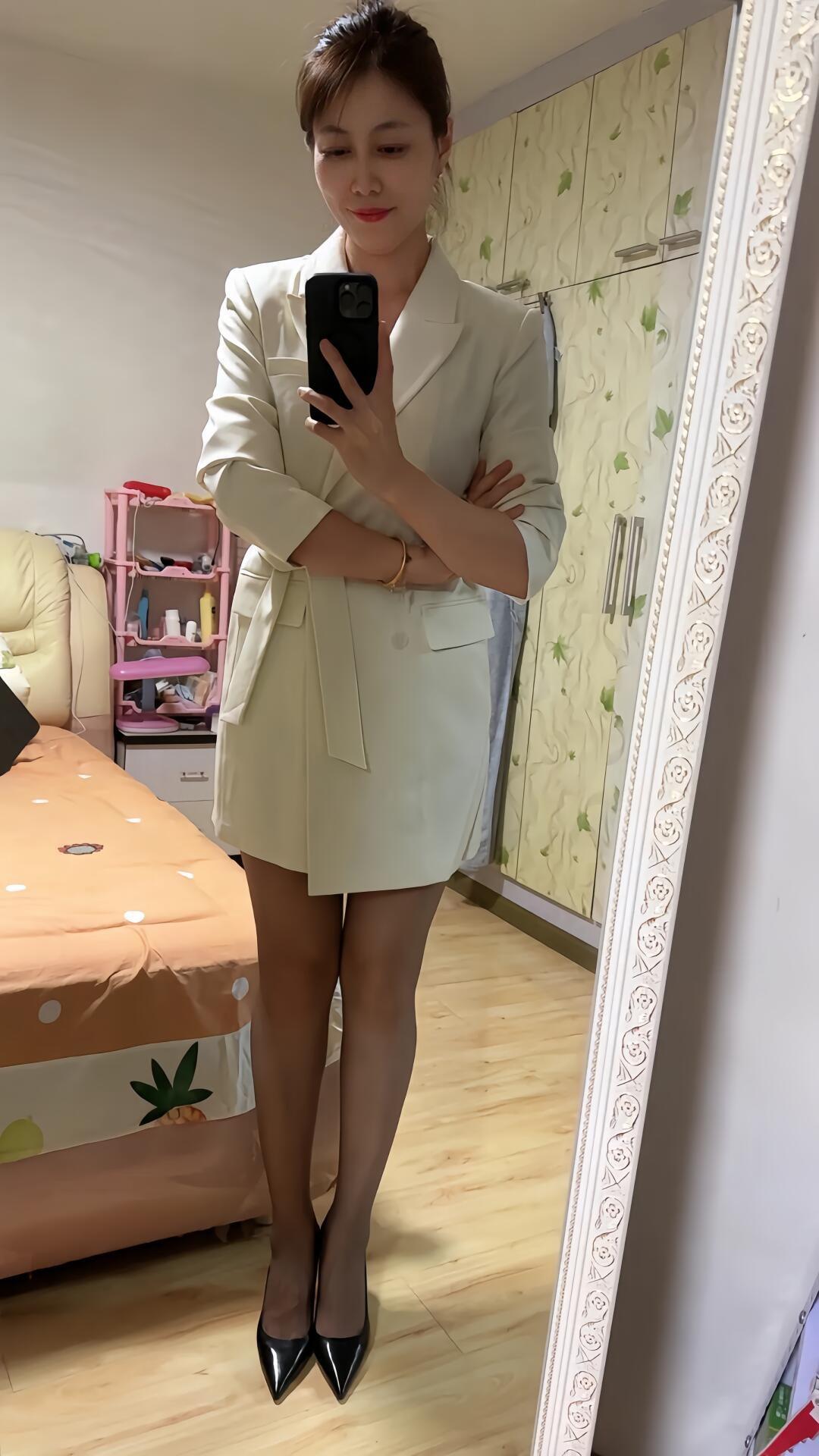 44岁，居家美拍中，男人女人都无法拒绝黑丝与高跟鞋性感中年女性轻熟小阿姨黑丝