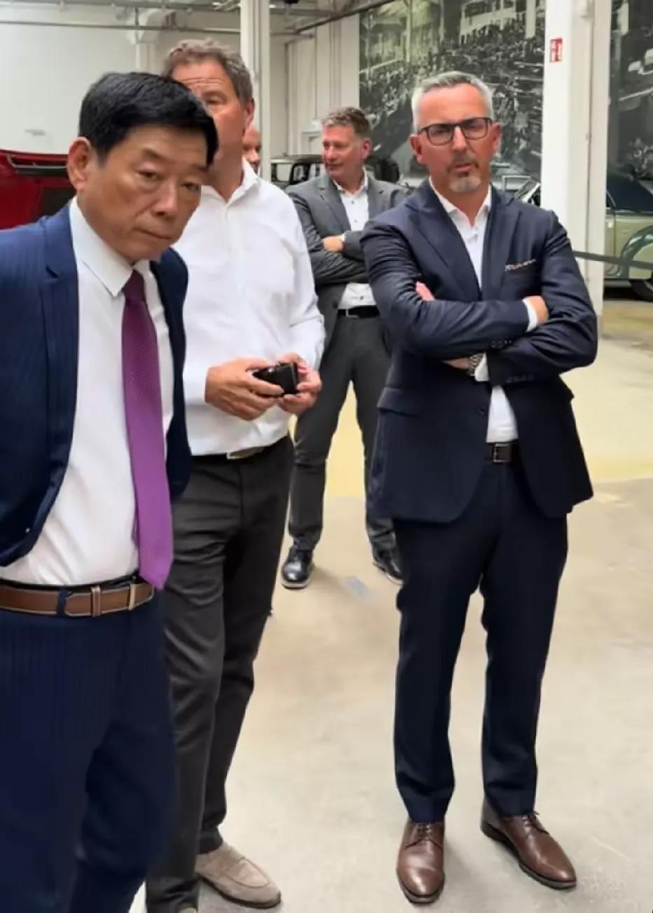 魏总到欧洲入乡随俗打了领带。而欧洲的东道主却没有扎领带？现打领带的人似乎越来