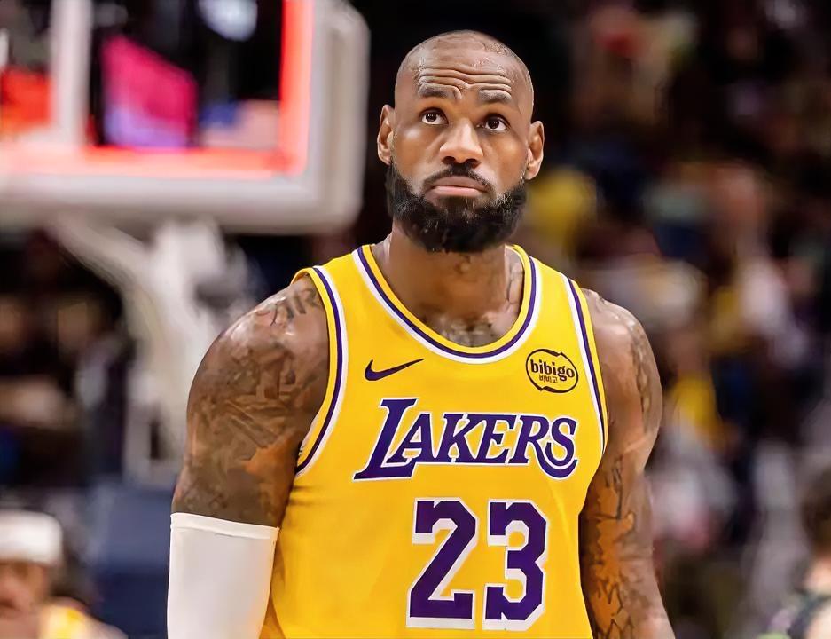 这个赛季詹姆斯真的无意再做老大了记得有一次赛后采访詹姆斯大声说话浓眉说：嗨