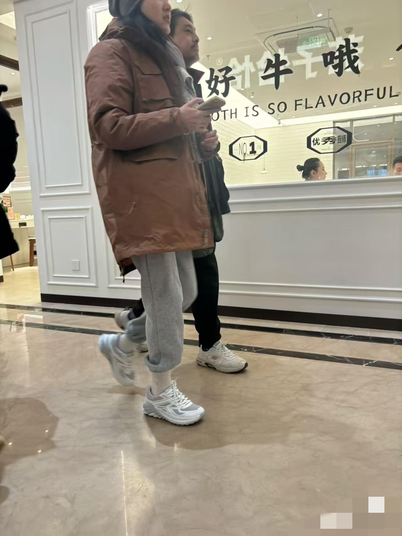 朱孝天短短一个月，苍老成这般，看来与F4的矛盾对他的打击很大！2月2日，有网