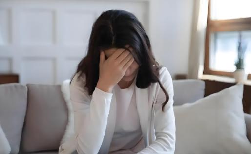 江苏南京一名女子因父亲罹患恶性肿瘤申请事假陪护，父亲病危后再次请假未获公司批准，