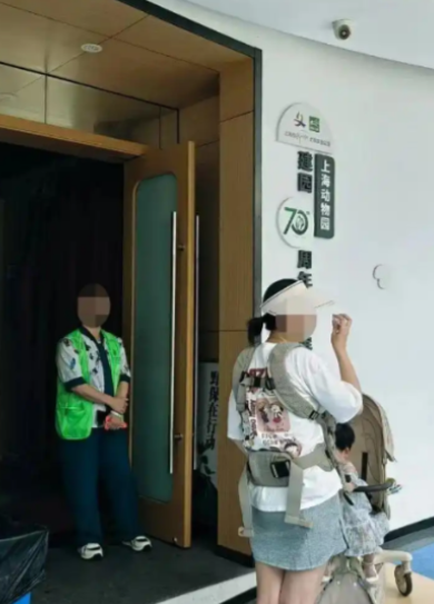 夫妻带10个月大的婴儿游览上海动物园，用奶瓶给孩子喂奶却遭到工作人员的粗暴驱逐！
