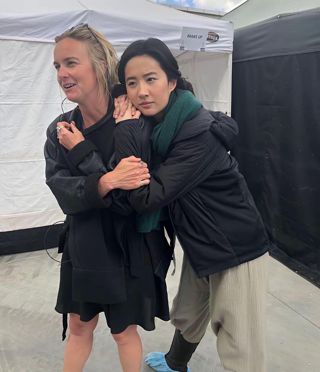 刘亦菲旁边外国友人是谁？一定也是位明星吧