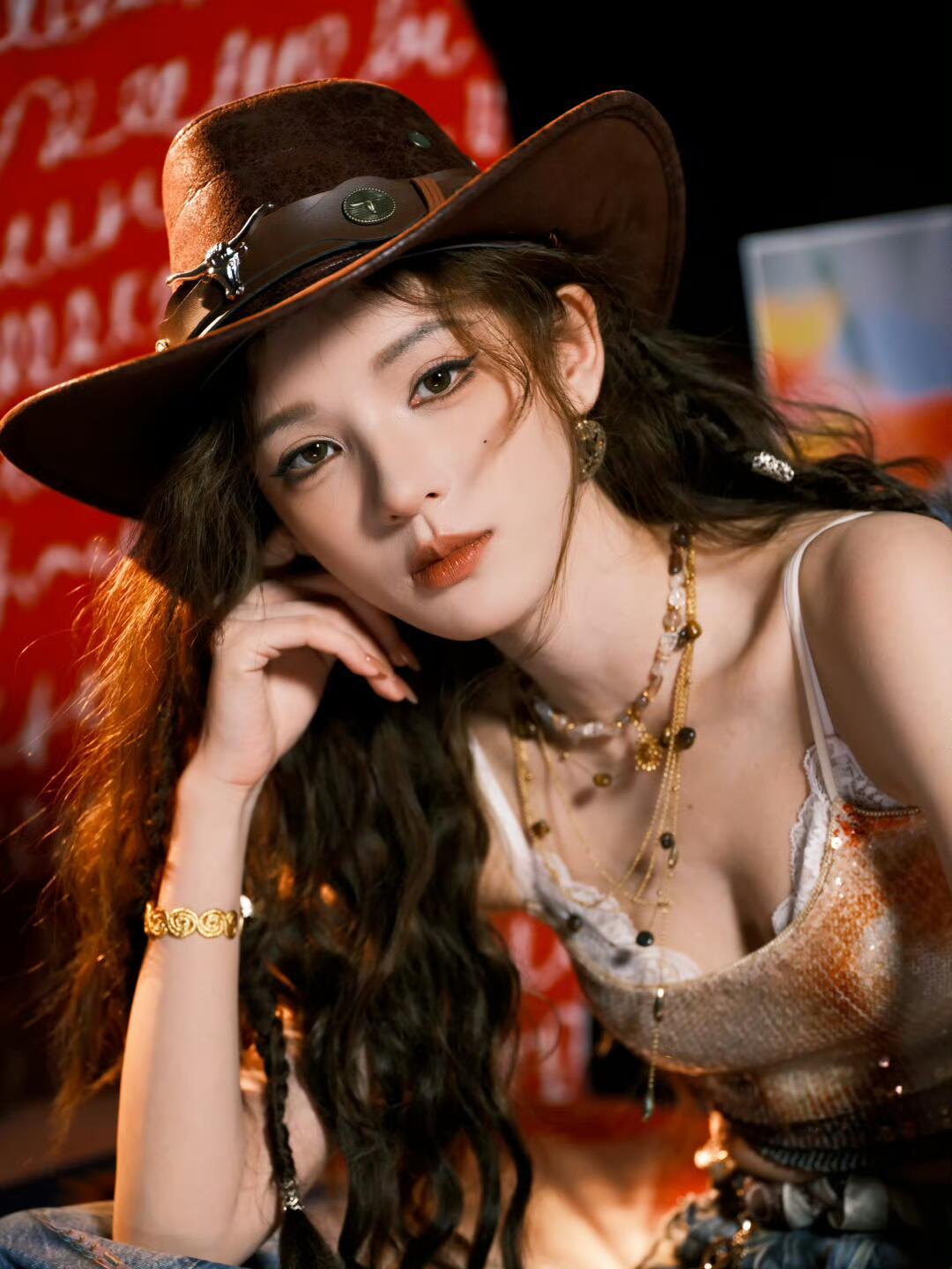 张予曦身材也太有料了吧❗️西部牛仔风美晕了～​​​