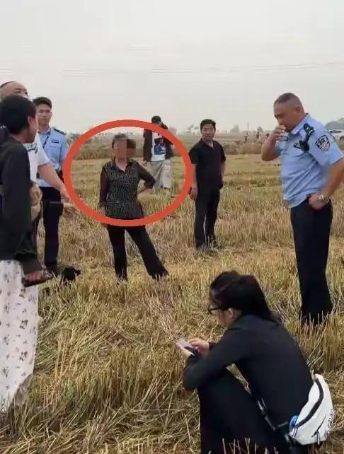 格局高下立判！5月23日湖北襄阳，一边有大妈守在地头，死死拦住收割机不让通