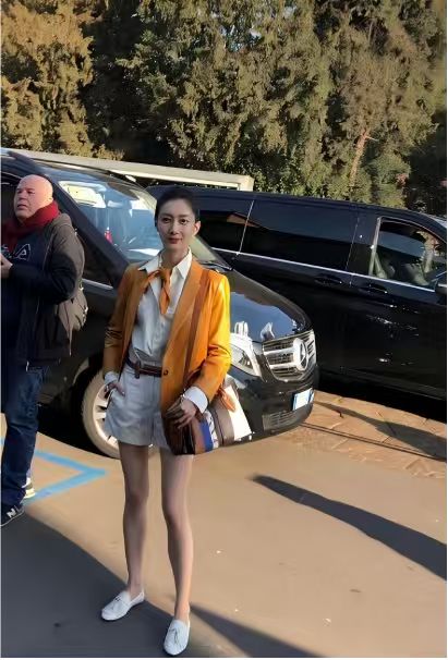 不懂胡歌怎么想的，放着江疏影这么个大美女不要跑去跟一个素人结婚​​。