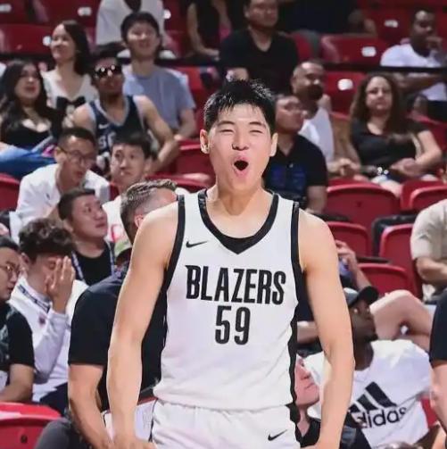 崔永熙可真逗啊！之前崔永熙毅然决然的放弃CBA，无论如何都要留在美国打球，而且