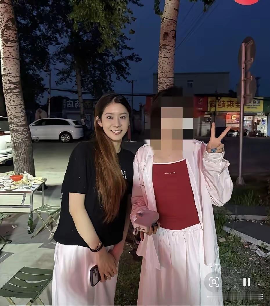 网友分享了梁靖崑一家的照片，她说:和想象中的不一样！奚美丽不愧是明星，平时