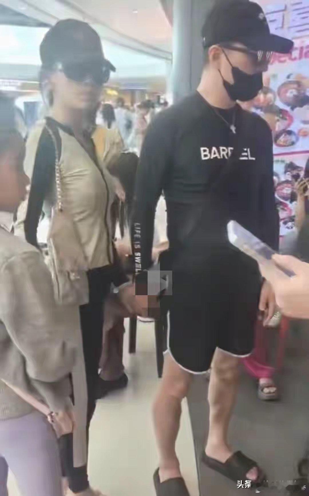 汪峰森林北三亚过情人节偶遇汪峰森林北三亚度假2月14日情人节当天，有网友在三亚