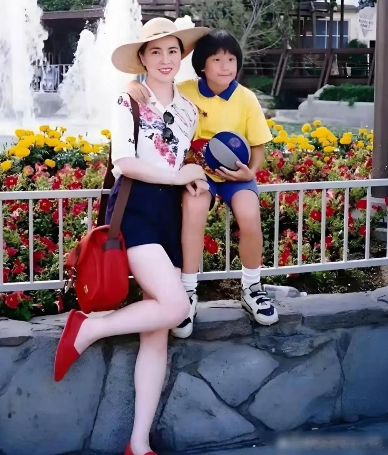 林凤娇的颜值一点都不输林青霞，皮肤白嫩白嫩的，五官很精致，气质典雅，浑身散发着一