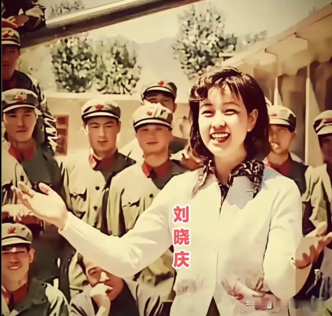 1985年，刘晓庆奔赴老山前线，慰问戍边将士。画面里，她笑容灿烂，热情地为官兵