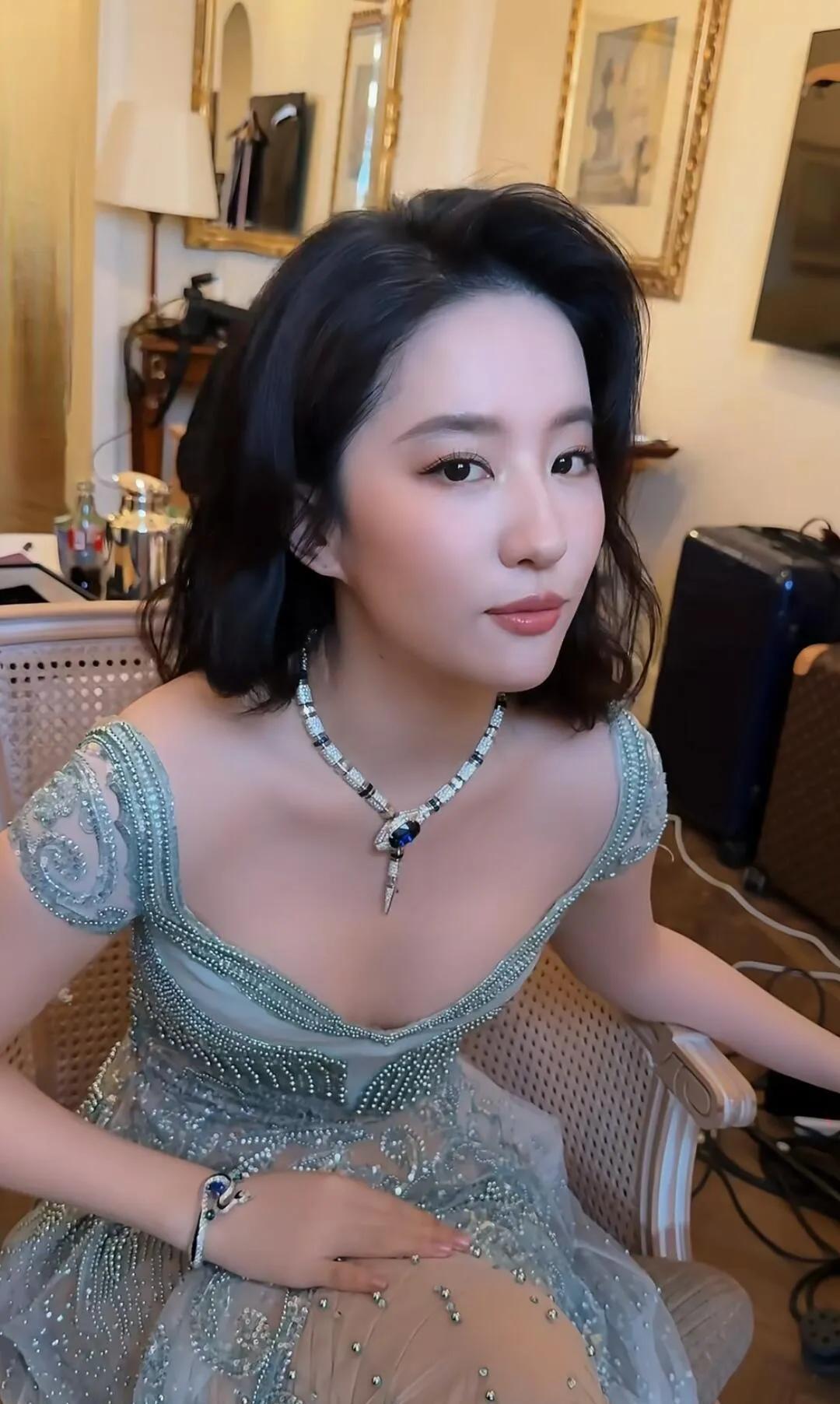 刘亦菲这组公主风造型直接瞳孔地震！！蓬松卷发配珍珠发箍，随便一个低头浅笑都像
