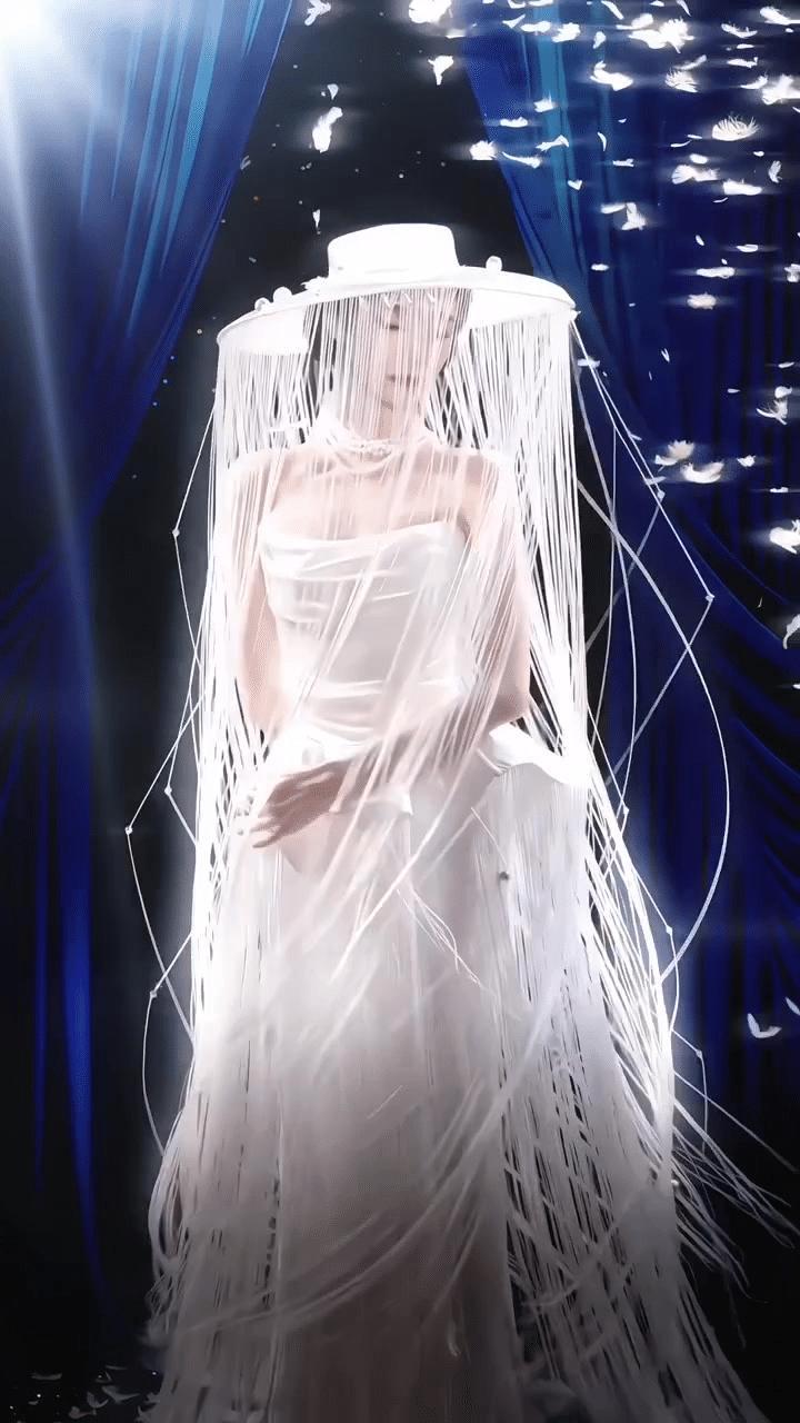 张艺凡微博之夜穿那个衣服热度超级高，设计师出来说张艺凡没经过他同意穿了衣服他本人