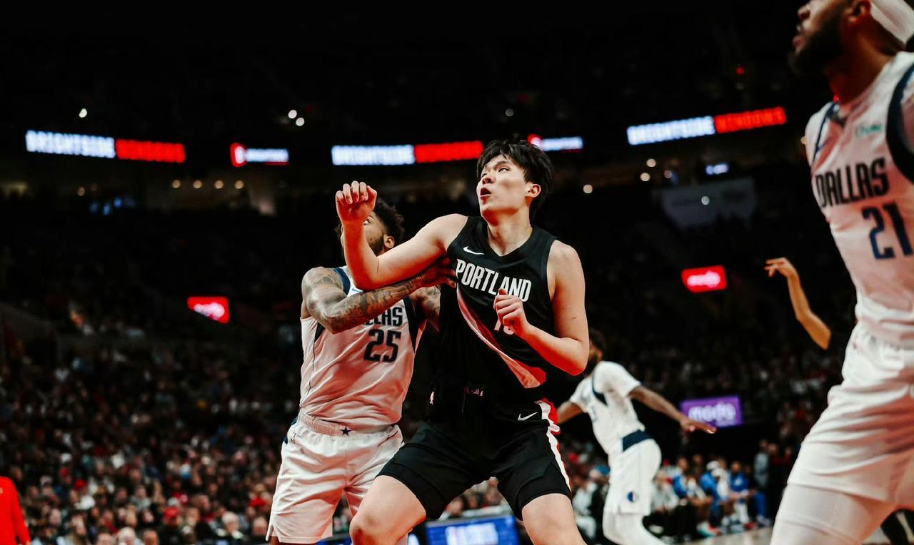 难堪大用！10分钟垃圾数据怨不得教练开拓者三分险胜独行侠，杨瀚森替补登场的10