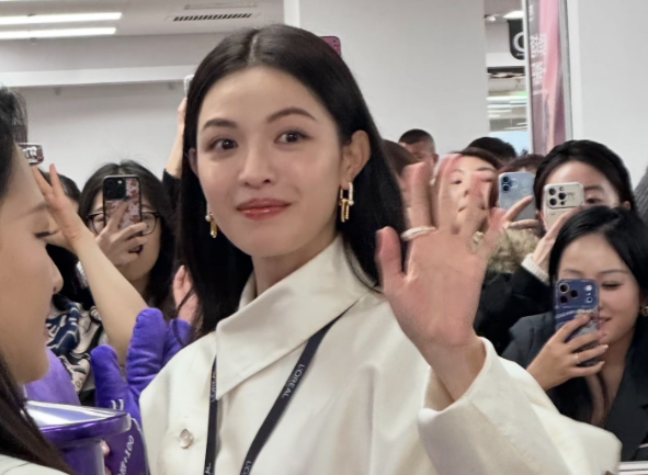 钟楚曦状态怎么会这么好就总是光彩照人虽然很瘦，但是一副姨妈很充足的样子按理