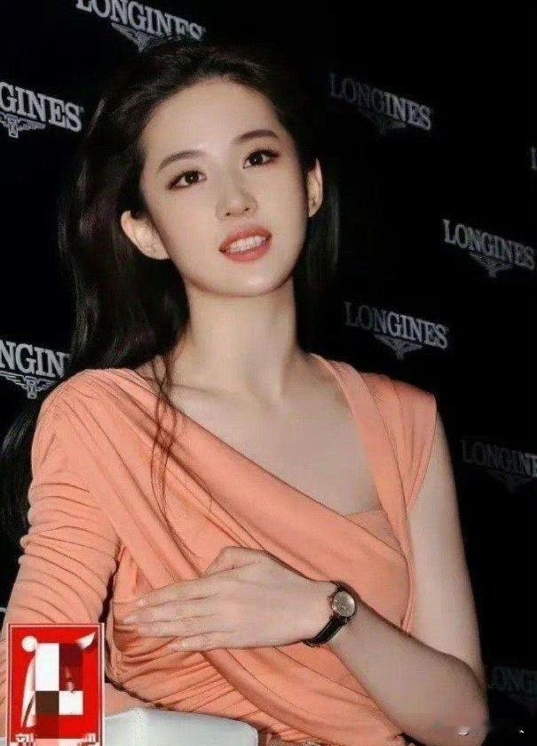 2011年的刘亦菲才24岁，正是颜值巅峰期！只是可惜了现在一直单身！上海浪