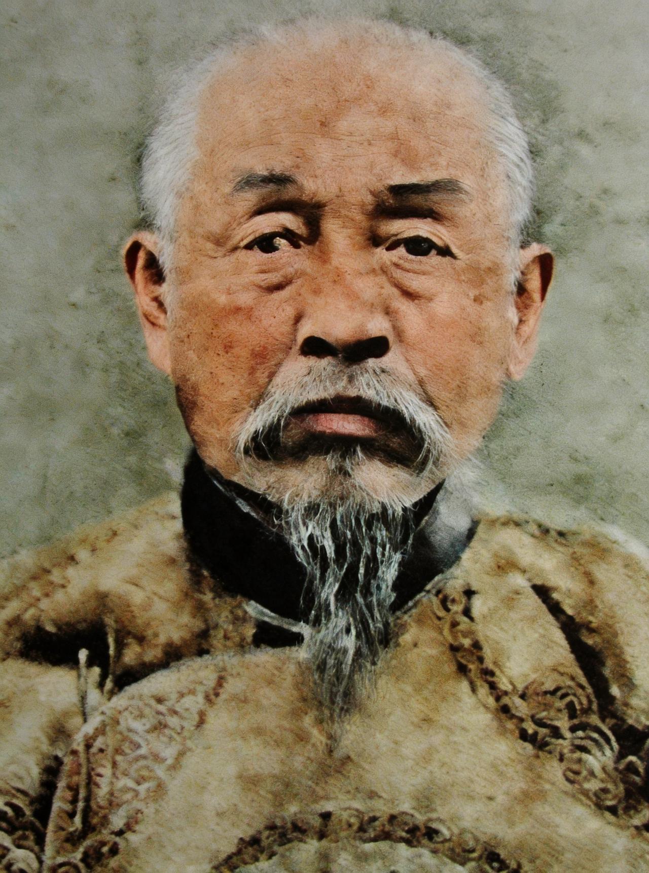 此人是青岛建置后第一任总兵。德军入侵青岛时，他要与德军决一死战。可是，不论直隶总