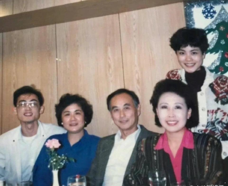 王菲以前的全家福曝，原来她的家庭条件竟如此富有，父母也都是高颜值！