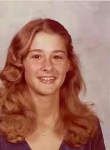 年轻时，比尔盖茨前妻在喝可乐，比尔盖茨在笑。婚后他们生了一儿两女，年老的他们还曾