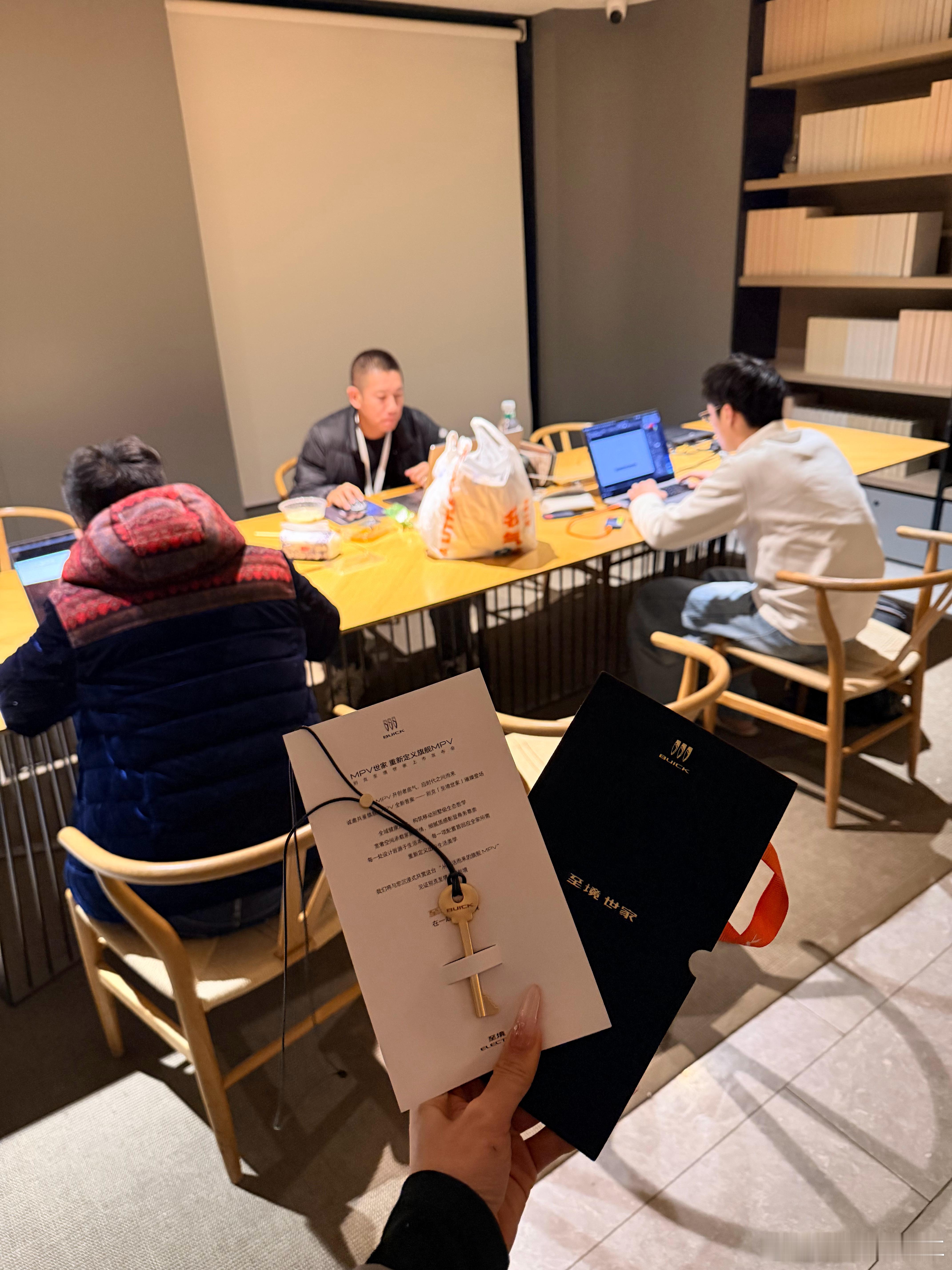 凌晨三点酒店前台偶遇别克卷王期待今晚别克至境世家发布会