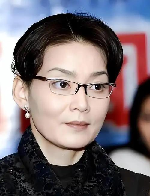 潘虹缓缓说道："如今我已步入古稀之年，72岁的我每日还要在凌晨三四点就要勉强从睡